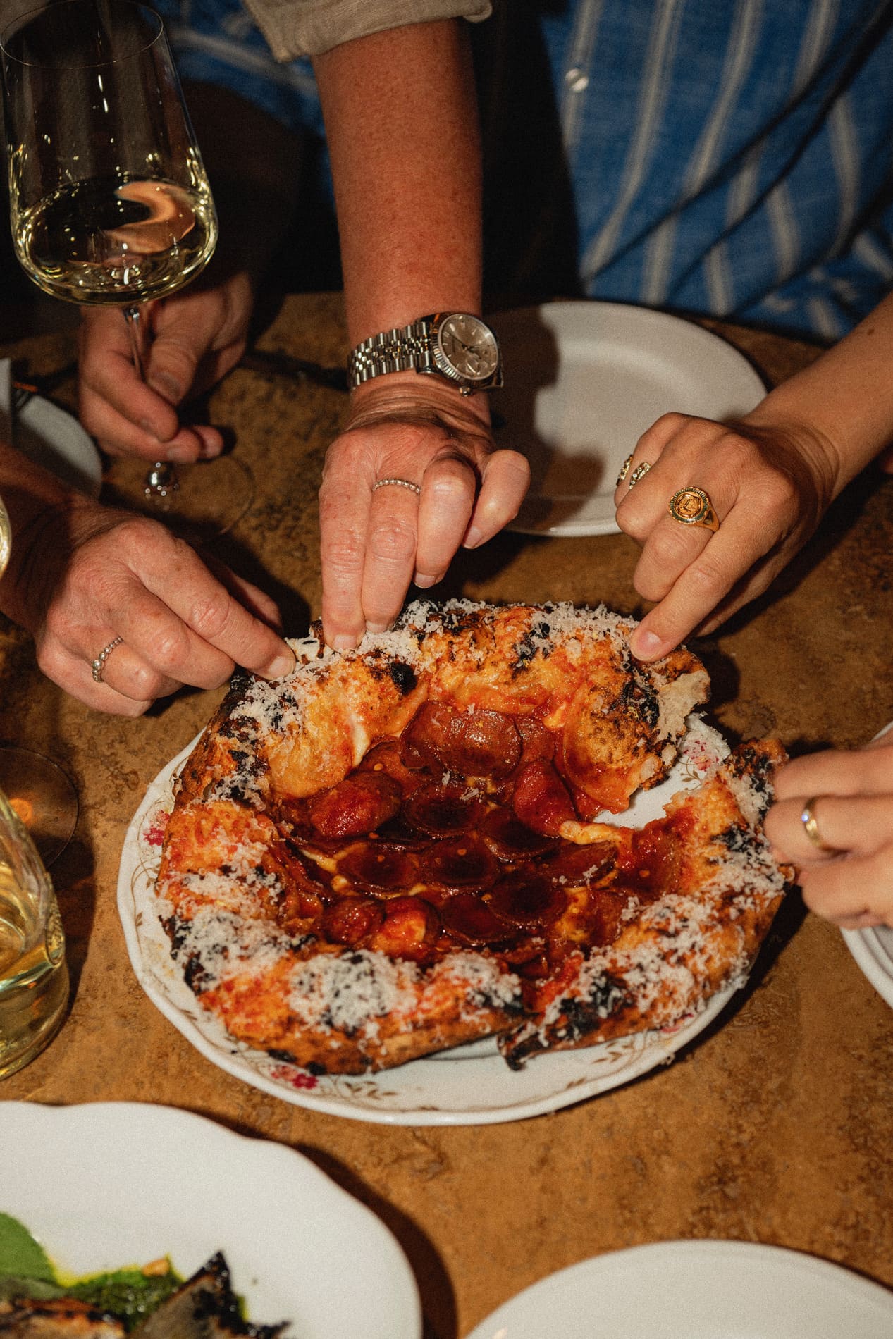 Pizza bliver delt på restaurant ambra